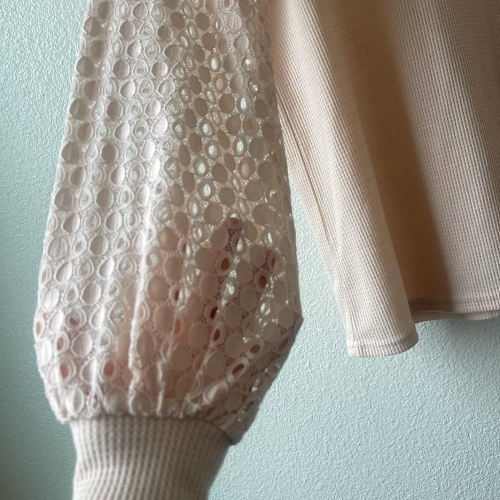 Blush top with lace sleeves - Picture 4 of 6